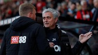 Satu-satunya momen Mourinho tersenyum adalah saat dia berjabat tangan dengan koleganya manajer Bournemouth, Eddie Howe. (Reuters/John Sibley)