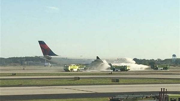 Foto: Mesin Berasap, Pesawat Delta Air Lines Mendarat Darurat di AS