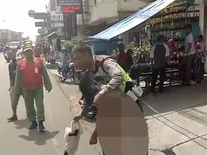 Foto: Aksi Polisi Taklukan Orang Gila Bawa Pisau di Bandung