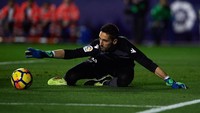 Oier Olazabal juga merupakan kiper jebolan La Masia. Kini ia membela Levante. (Foto: Manuel Queimadelos Alonso/Getty Images)