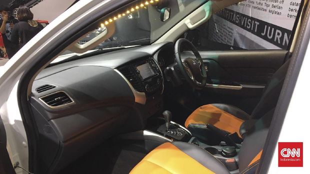 Interior Triton Athlete kaya warna hitam dan oranye.