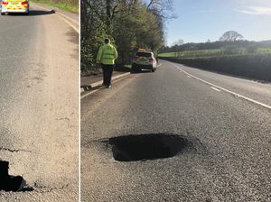 Foto: Sinkhole Tiba-tiba Muncul di Jalanan Wales