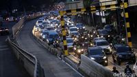 Foto: Macet karena Rekayasa Lalin di Sekitar Underpass Matraman