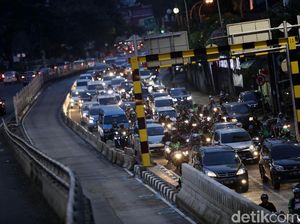 Foto: Macet karena Rekayasa Lalin di Sekitar Underpass Matraman