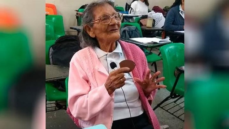 Foto: Dona Lupita, Nenek yang Masuk SMA di Usia 96 Tahun