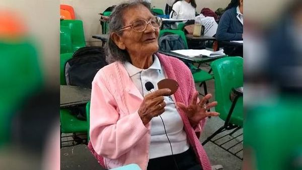 Foto: Dona Lupita, Nenek yang Masuk SMA di Usia 96 Tahun