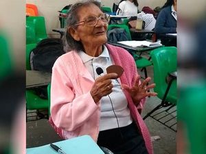 Foto: Dona Lupita, Nenek yang Masuk SMA di Usia 96 Tahun Foto: Dona Lupita, Nenek yang Masuk SMA di Usia 96 Tahun