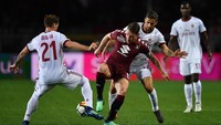 Milan dan Torino kemudian gantian membangun serangan. Statitik menunjukkan kedua tim cukup berimbang. (Valerio Pennicino/Getty Images)