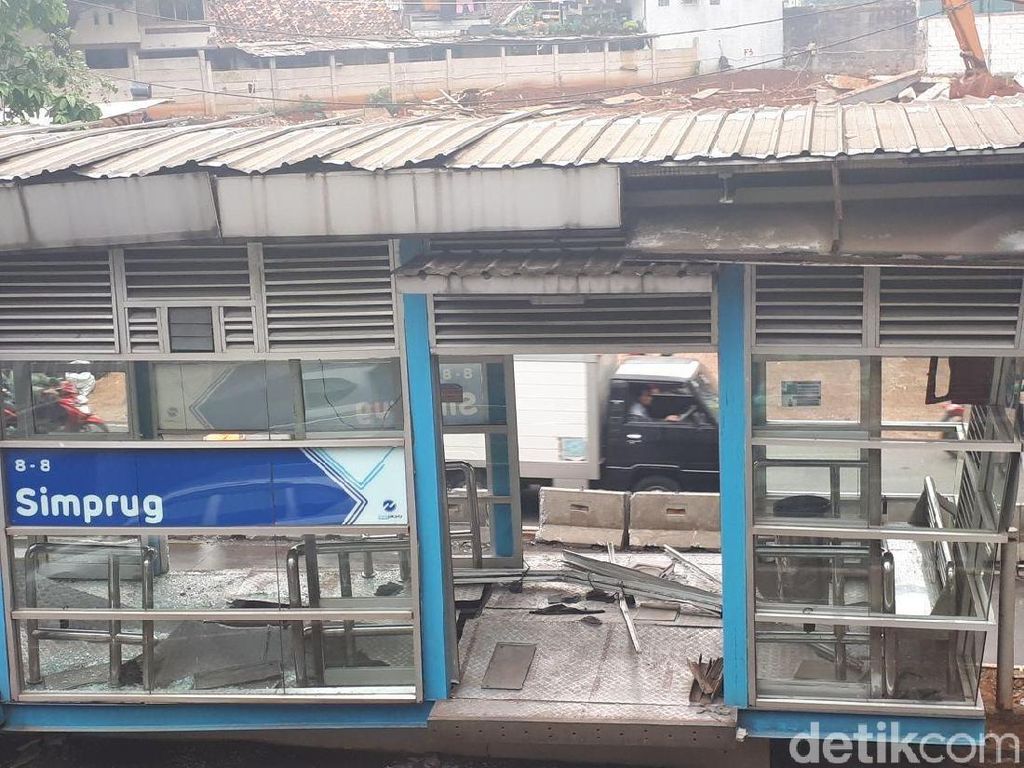 Rusak Dihantam Truk, Halte TransJ Simprug Tetap Dioperasikan Rusak Dihantam Truk, Halte TransJ Simprug Tetap Dioperasikan