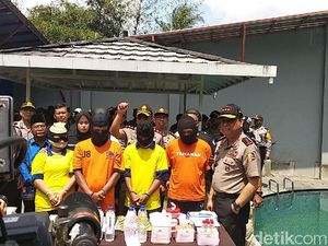 Nyanyian Istri Pelaku Tuntun Polisi Temukan Big Bos Miras Maut Nyanyian Istri Pelaku Tuntun Polisi Temukan Big Bos Miras Maut