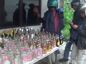 Polisi Gerebek Pabrik Miras di Makassar, Ribuan Botol Disita