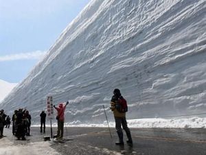 Foto: Jalanan Berdinding Salju yang Ciamik