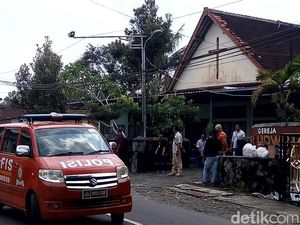 Polisi Gelar Rekonstruksi Penyerangan di Gereja Lidwina Sleman Polisi Gelar Rekonstruksi Penyerangan di Gereja Lidwina Sleman