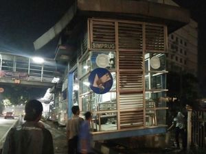 Ditabrak Truk, Halte TransJ Simprug Jaksel Tak Beroperasi