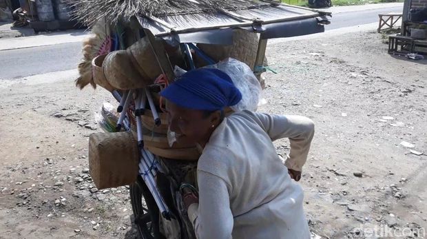 Semangat 'Kartini' Samiati, Penjual Perkakas Keliling di Magetan