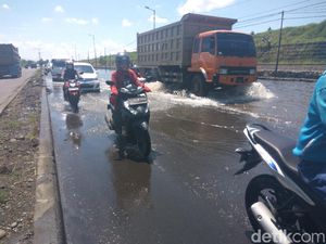 Dua Pompa PPLS Rusak, Jalan Raya Porong Lama Tergenang Air