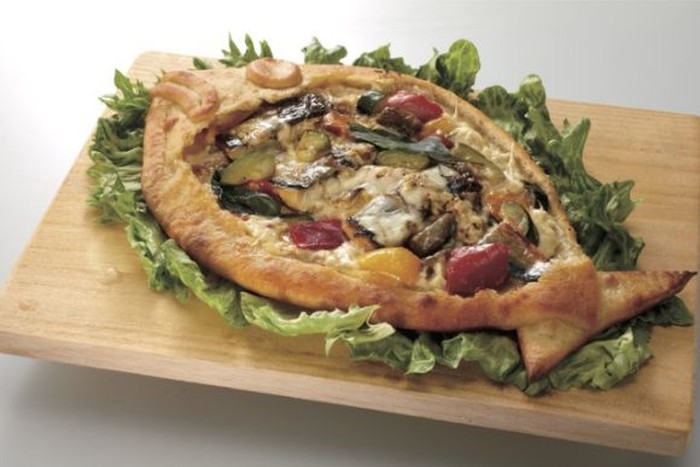 Unik! Pizza dengan Aneka Topping di Kafe Ini Berbentuk Ikan