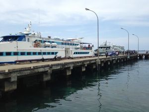 Pelabuhan Waisai di Raja Ampat yang Menyambut Hangat