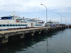 Pelabuhan Waisai di Raja Ampat yang Menyambut Hangat