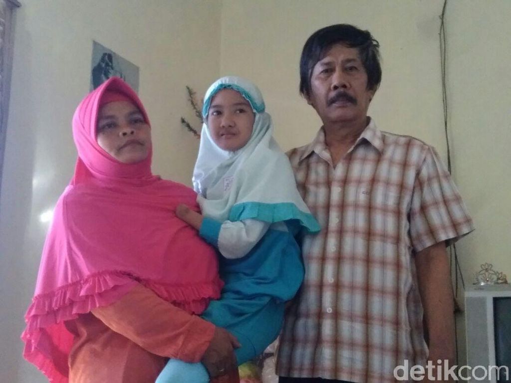 Ibu Bocah yang Minta Kursi Roda ke Jokowi: Saya Terima Kehendak Allah Ibu Bocah yang Minta Kursi Roda ke Jokowi: Saya Terima Kehendak Allah