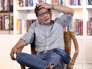 Rocky Gerung: Gue Promosi Caleg 01 Ribut, Pinjam Jaket 02 Diributin Juga!