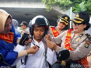 Aksi Polwan Berkebaya Atur Lalin di Jaktim