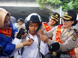 Aksi Polwan Berkebaya Atur Lalin di Jaktim