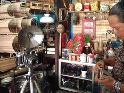 Menengok Galeri Kolektor Barang Antik di Cirebon