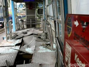 Pasca Dihantam Kontainer, Halte TransJ Simprug Belum Diperbaiki