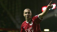 Henrik Larsson dipinjamkan Helsingborg ke Manchester United pada Januari-Maret 2007. Ia tampil tujuh kali dengan mencetak satu gol untuk membantu MU menjuarai musim 2006/2007. Ia dapat medali juara usai permintaan dua medali ekstra dari The Red Devils. (Foto: Alex Livesey/Getty Images)
