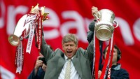 Wenger meraih gelar dobel keduanya bersama Arsenal pada musim 2001/2002. Thierry Henry menjadi top skorer di liga pada musim tersebut. (Foto: Alex Morton/File Photo/Action Images via Reuters)