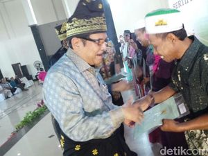 Berbusana Songket, Menteri ATR Bagi-bagi Sertifikat Tanah di Riau