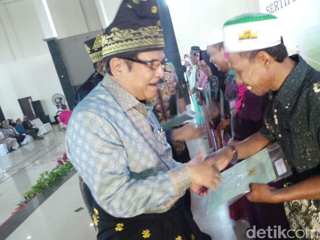 Berbusana Songket, Menteri ATR Bagi-bagi Sertifikat Tanah di Riau Berbusana Songket, Menteri ATR Bagi-bagi Sertifikat Tanah di Riau