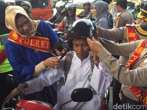 Jelang Hari Kartini, Polwan Berkebaya Bagi Helm di Jatinegara