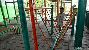 Arena Bermain Anak di RPTRA Kolong Flyover Tomang
