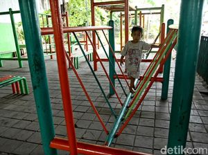 Arena Bermain Anak di RPTRA Kolong Flyover Tomang