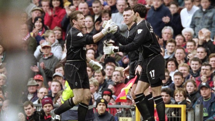 Andy Goram 14 Apr 2001: A goalkeeping substitution for Manchester United as Raimond van der Gouw comes on to replace Andy Goram during the FA Carling Premiership match against Coventry City at Old Trafford in Manchester, England. United won 4-2. \ Mandatory Credit:Clive Brunskill /Allsport