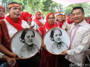 Ratusan Bidan Desa Berbusana Kartini Temui Moeldoko