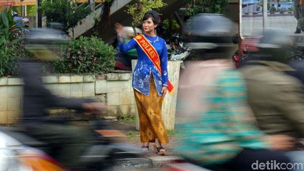 Ketika Kartini Zaman Now Mengatur Lalu Lintas