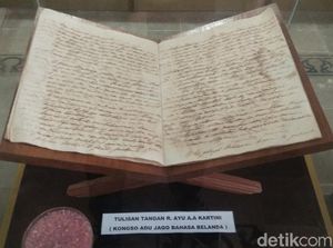 Melihat Buku Habis Gelap Terbitlah Terang, Tulisan Tangan RA Kartini Melihat Buku Habis Gelap Terbitlah Terang, Tulisan Tangan RA Kartini