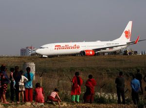 Foto: Malindo Air yang Tergelincir di Nepal Jadi Tontonan Warga Foto: Malindo Air yang Tergelincir di Nepal Jadi Tontonan Warga