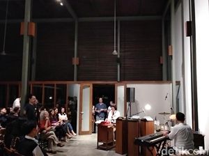 Aksi Drummer White Shoes & The Couples Company di Pameran Namaku Pram