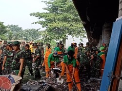 350 Personel Gabungan Gerebek Sampah di Kolong Tol Priok