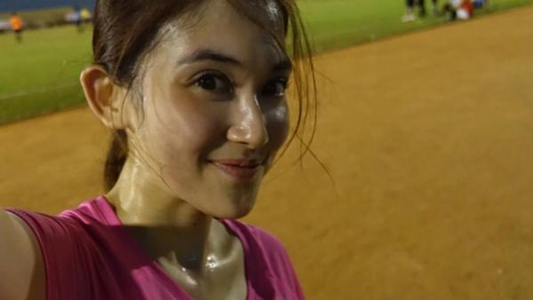 Cantiknya Kartika Dewi, Adik Sandra Dewi yang Hobi Lari Sampai Keringetan!