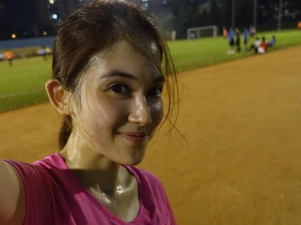 Cantiknya Kartika Dewi, Adik Sandra Dewi yang Hobi Lari Sampai Keringetan!