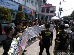 Massa Ormas Datangi Sekolah yang Gurunya Tampar Murid Lalu Viral