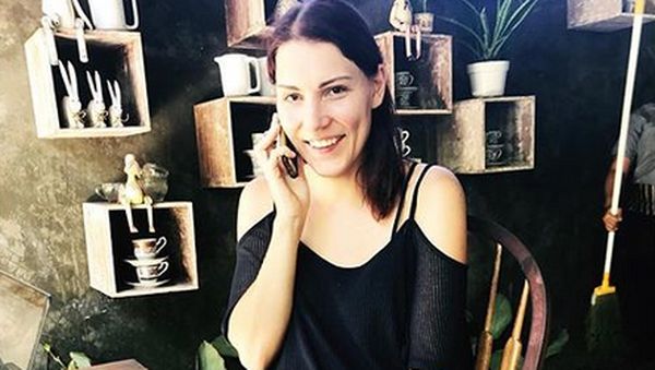 Pesona Istri Daniel Mananta hingga Pose Monyong Sandra Dewi