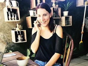 Pesona Istri Daniel Mananta hingga Pose Monyong Sandra Dewi