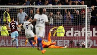Alvaro Morata menyia-nyiakan peluang emas pada menit ke-55. Striker asal Spanyol itu tinggal berhadapan dengan Pope usai mendapatkan umpan terobosan dari Kante. Tapi, penyelesaiannya melebar. (Foto: Andrew Boyers/Reuters)