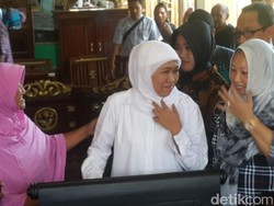 Ke Pasuruan, Khofifah Datangi Pasar Mebel dan Kampung Pia